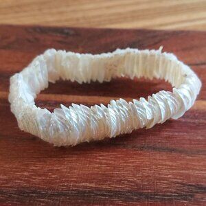 [FREE] Mother of pearl bracelet